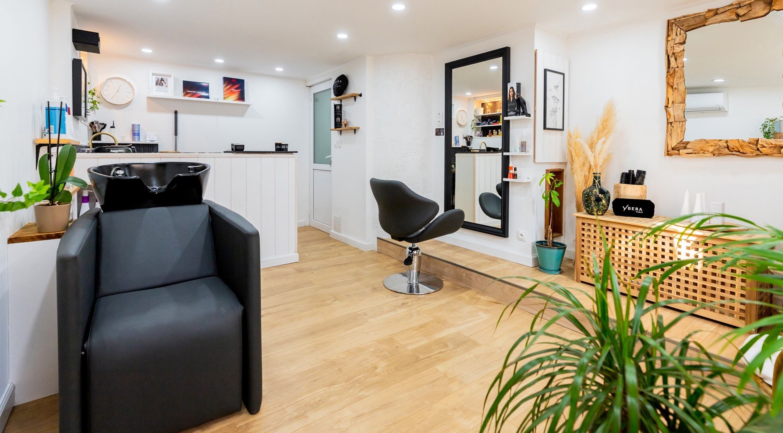Intérieur moderne de Salon Belinda Moco à Saint-quentin-fallavier, Auvergne-rhône-alpes, FR avec fauteuils élégants.