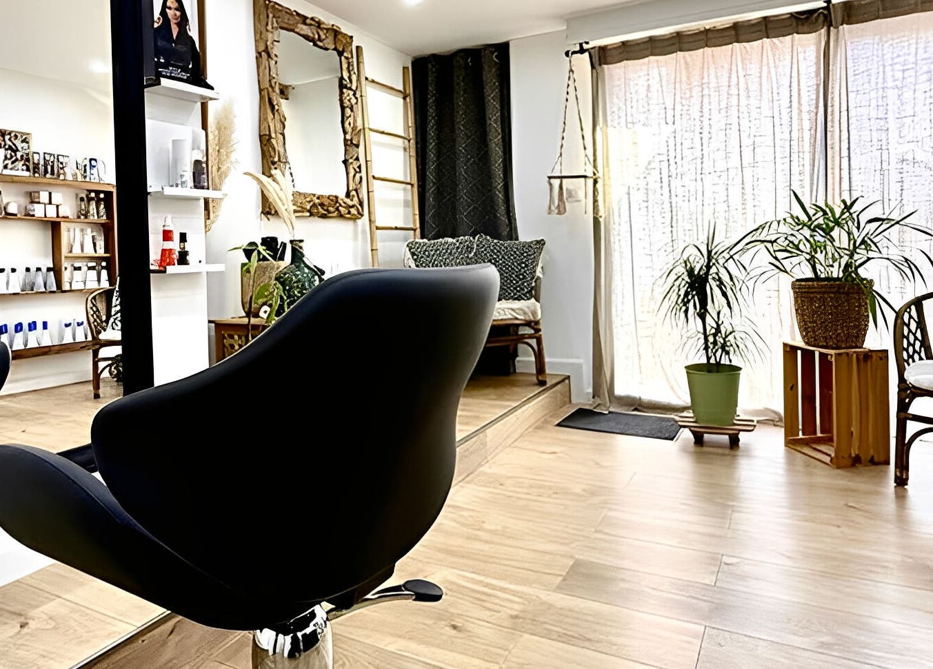 Intérieur élégant de Salon Belinda Moco à Saint-quentin-fallavier, Auvergne-rhône-alpes, FR avec fauteuil moderne.