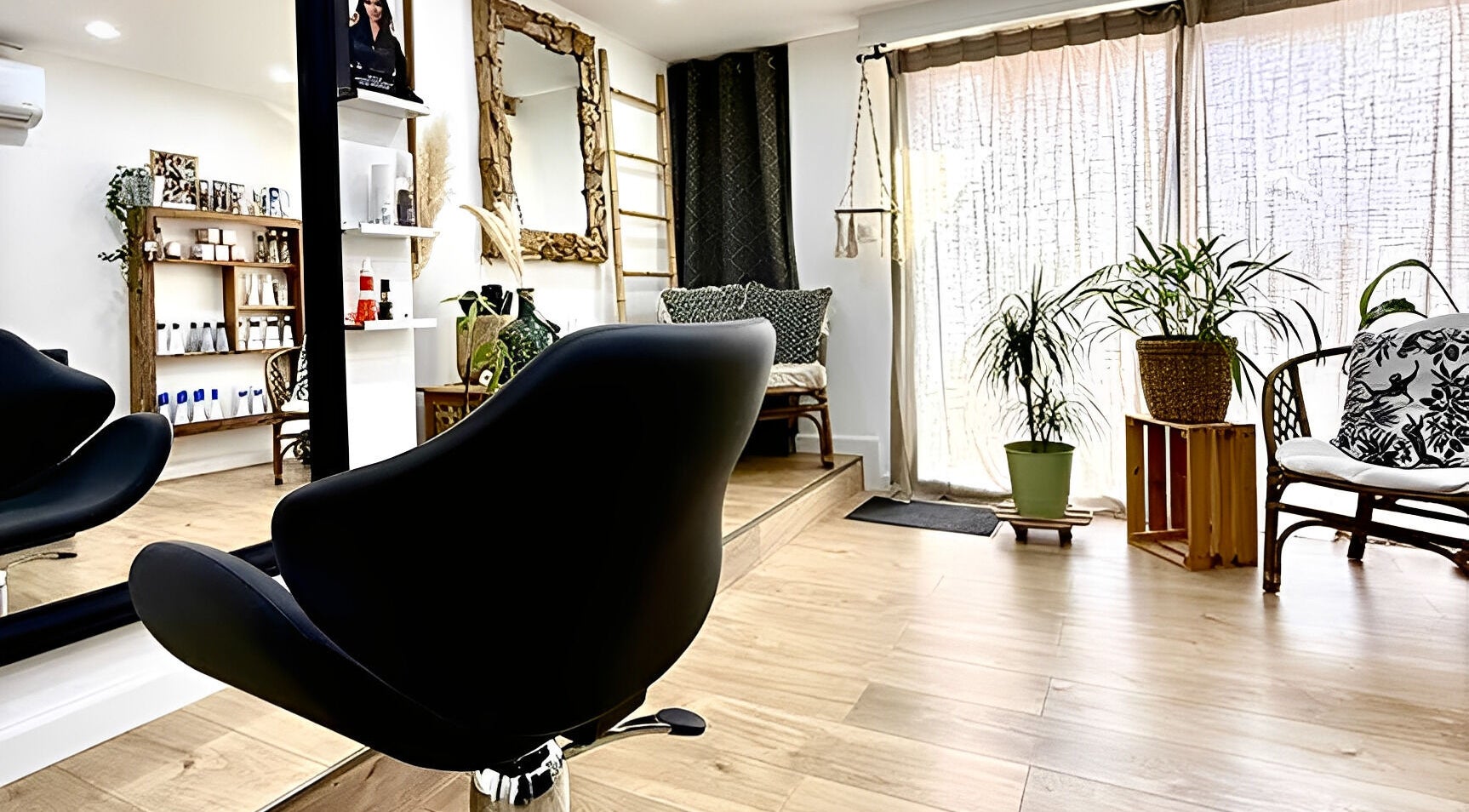 Intérieur élégant de Salon Belinda Moco à Saint-quentin-fallavier, Auvergne-rhône-alpes, FR avec fauteuil moderne.