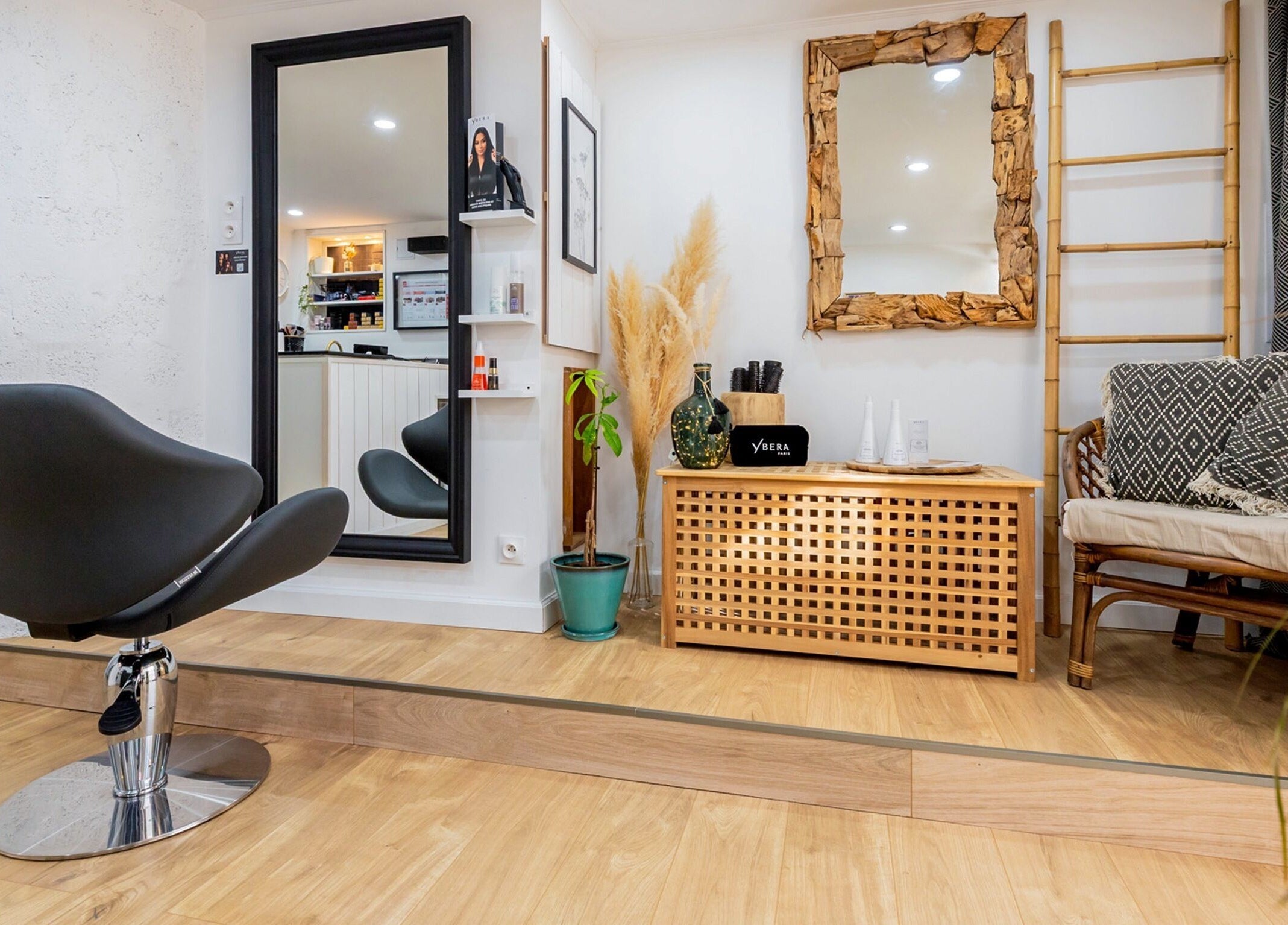 Intérieur élégant de Salon Belinda Moco à Saint-quentin-fallavier, Auvergne-rhône-alpes, FR.