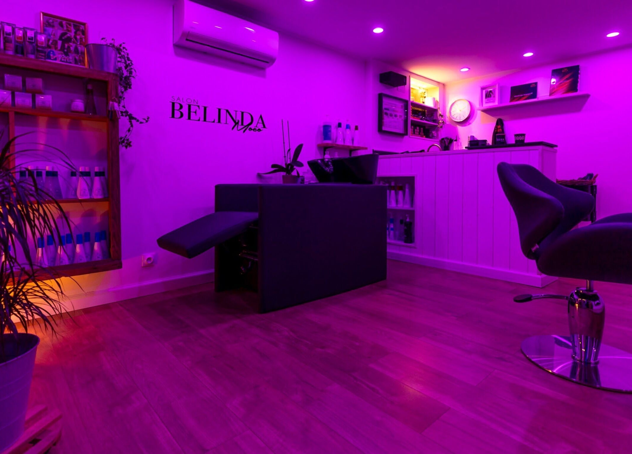 Intérieur moderne du Salon Belinda Moco, Saint-quentin-fallavier, Auvergne-rhône-alpes, FR, avec éclairage violet.