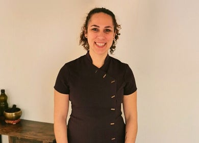 Thérapeute souriante à Linda Voarino à Vence, Provence-alpes-côte D'azur, FR, prêt à vous accueillir.