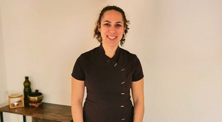 Thérapeute souriante à Linda Voarino à Vence, Provence-alpes-côte D'azur, FR, prêt à vous accueillir.