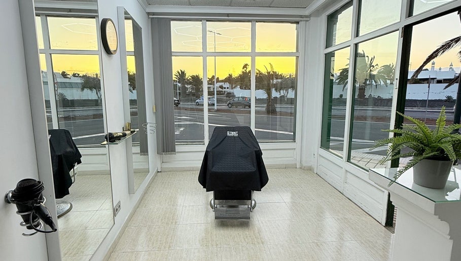 Interior luminoso de Barbershop Costa Teguise con vista a la calle en Costa Teguise, Canarias, ES.
