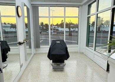 Interior luminoso de Barbershop Costa Teguise con vista a la calle en Costa Teguise, Canarias, ES.