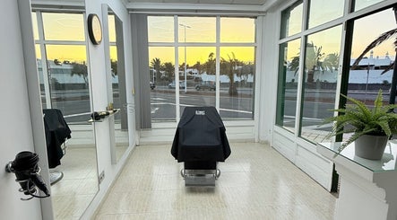 Interior luminoso de Barbershop Costa Teguise con vista a la calle en Costa Teguise, Canarias, ES.