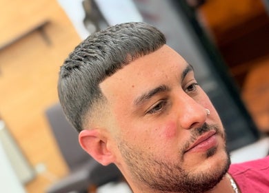 Hombre con corte moderno en Barbershop Costa Teguise, Costa Teguise, Canarias, ES.