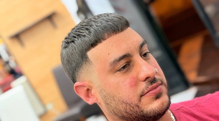 Hombre con corte moderno en Barbershop Costa Teguise, Costa Teguise, Canarias, ES.