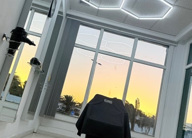 Interior elegante de Barbershop Costa Teguise con atardecer visible en Costa Teguise, Canarias, ES.