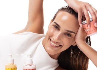 Donna sorridente con prodotti di bellezza presso Aurum Estetica Esclusiva | Locarno, Muralto, Muralto, Ticino, CH.