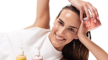 Donna sorridente con prodotti di bellezza presso Aurum Estetica Esclusiva | Locarno, Muralto, Muralto, Ticino, CH.