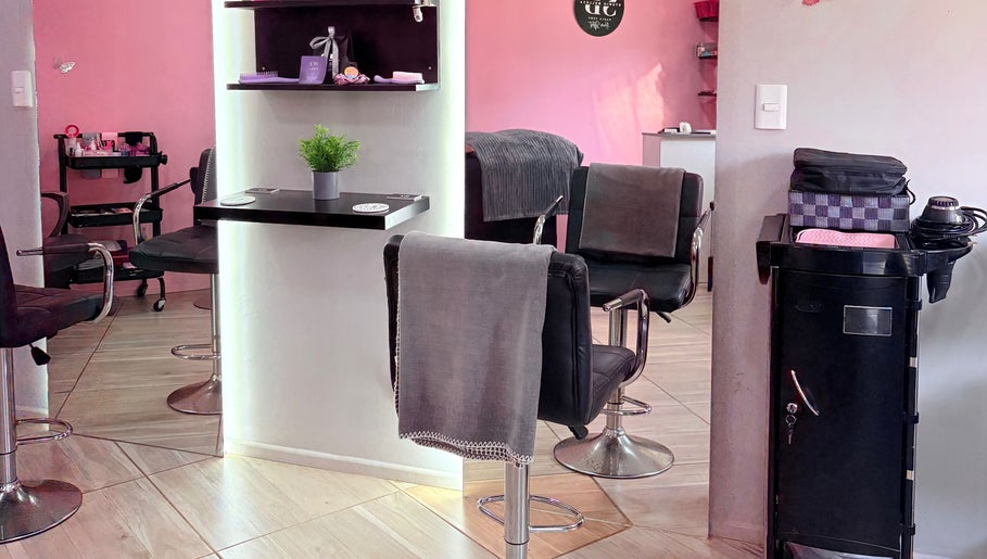 Interior moderno y elegante de Studio Belleza en Puerto Montt, Los Lagos, CL, con sillas y decoración refinada.