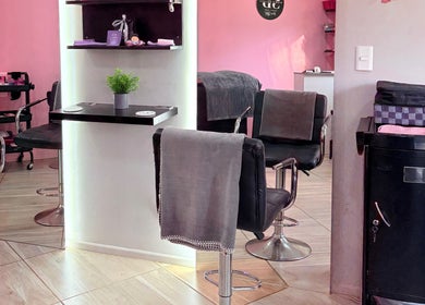 Interior moderno y elegante de Studio Belleza en Puerto Montt, Los Lagos, CL, con sillas y decoración refinada.