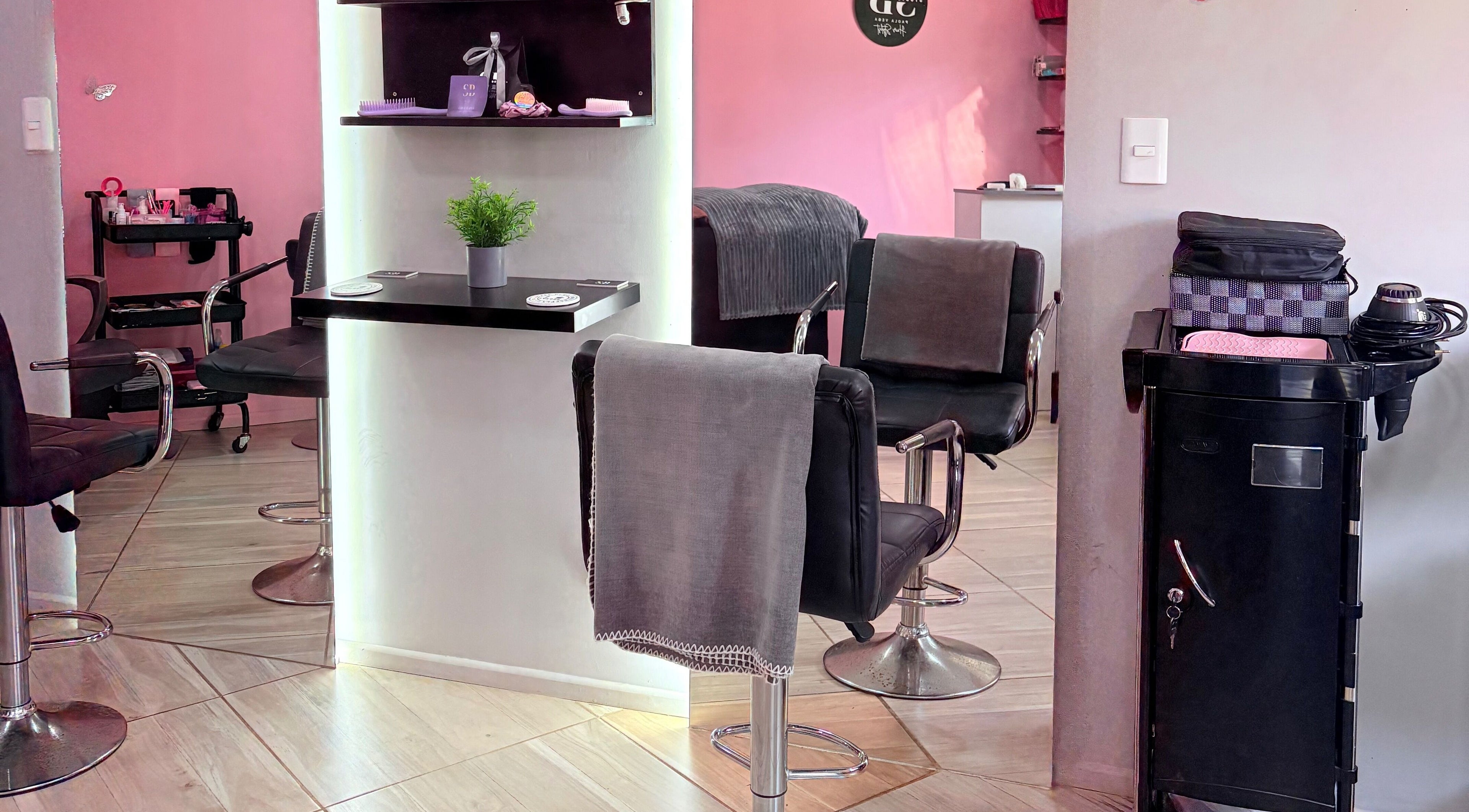 Interior moderno y elegante de Studio Belleza en Puerto Montt, Los Lagos, CL, con sillas y decoración refinada.