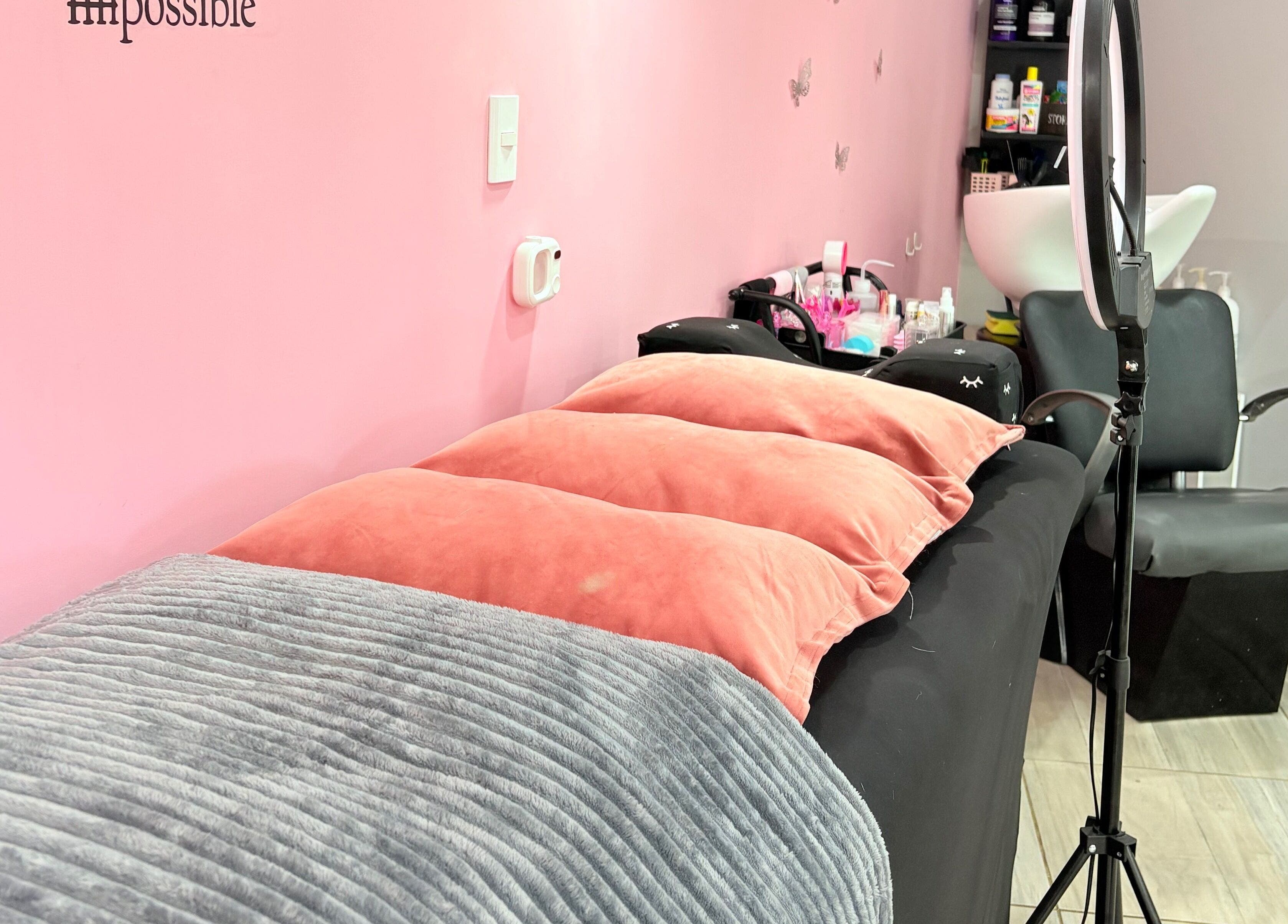 Cama de belleza en Studio Belleza, Puerto Montt, Los Lagos, CL con decoración en tonos rosas.