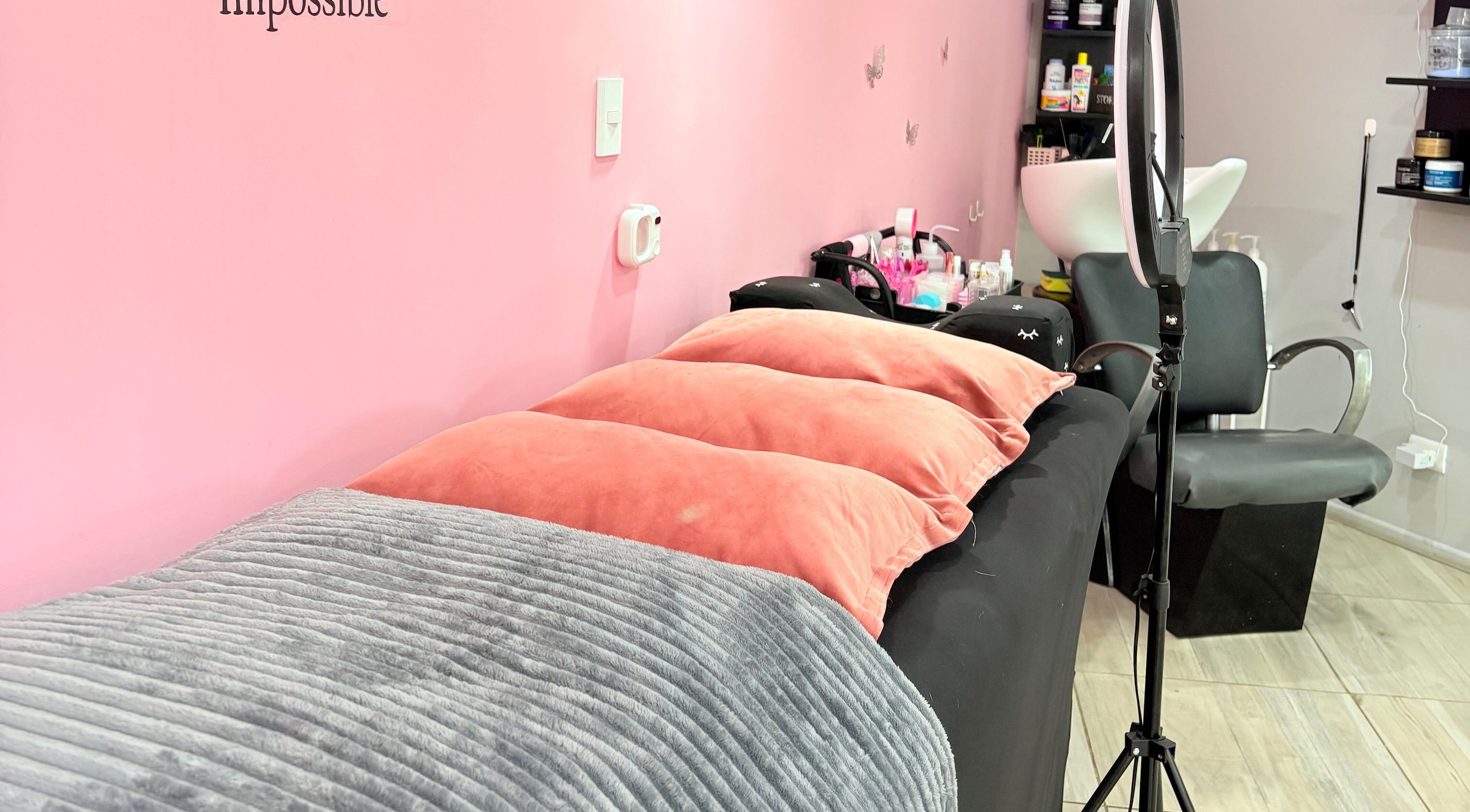 Cama de belleza en Studio Belleza, Puerto Montt, Los Lagos, CL con decoración en tonos rosas.