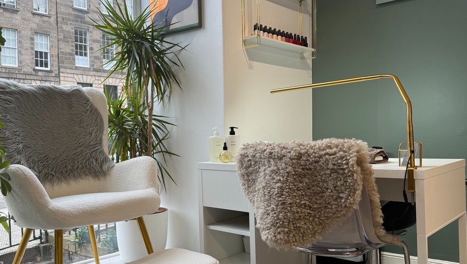 Cozy, modern nail station at Mitts Nails, Edinburgh, Scotland, GB featuring lush greenery and stylish decor.