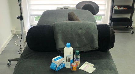 Relaxing treatment room at Praktijk Achilles in Capelle Aan Den Ijssel, Zuid-holland, NL with massage table.