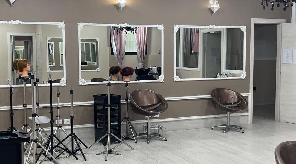Sala elegante di ISTAR Parrucchieri a Modena, Emilia-romagna, IT con specchi e sedie moderne.