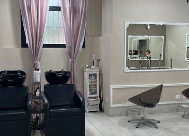 Interno di ISTAR Parrucchieri a Modena, Emilia-romagna, IT con sedie moderne e specchi eleganti.