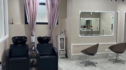 Interno di ISTAR Parrucchieri a Modena, Emilia-romagna, IT con sedie moderne e specchi eleganti.