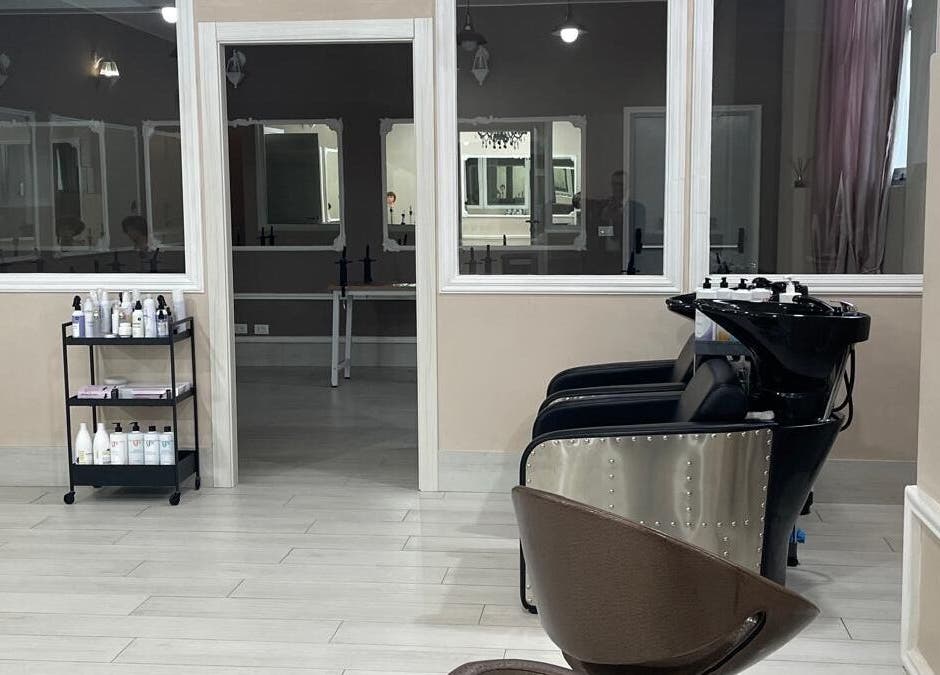 Interno elegante di ISTAR Parrucchieri a Modena, Emilia-romagna, IT con sedie di lusso e prodotti di bellezza.