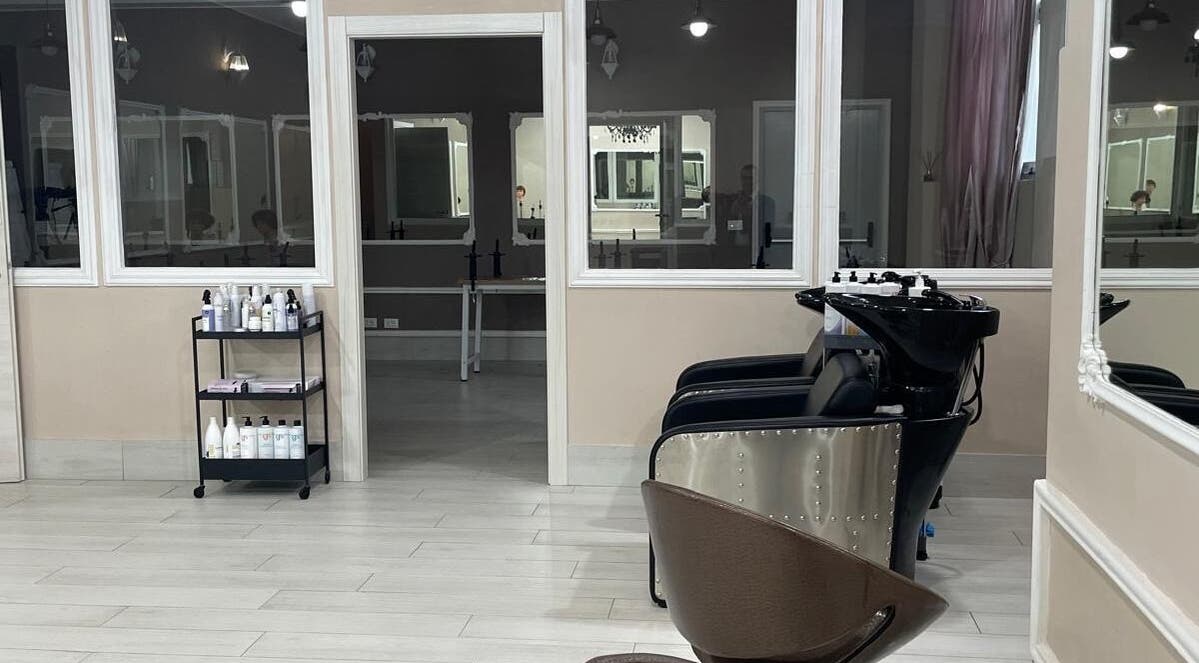 Interno elegante di ISTAR Parrucchieri a Modena, Emilia-romagna, IT con sedie di lusso e prodotti di bellezza.