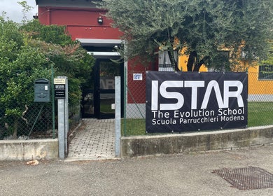 Ingresso di ISTAR Parrucchieri a Modena, Emilia-romagna, con banner visibile.