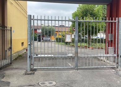 Ingresso principale di ISTAR Parrucchieri a Modena, Emilia-romagna, IT, con cancello e cortile.
