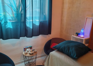 Cozy therapy room at Ray Healing Center, Ta' Xbiex, MT, featuring soft lighting and comfortable seating.