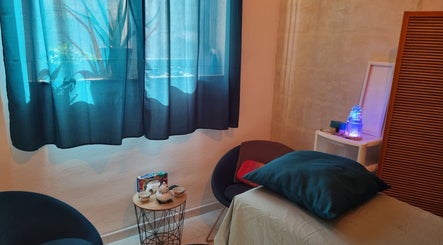 Cozy therapy room at Ray Healing Center, Ta' Xbiex, MT, featuring soft lighting and comfortable seating.