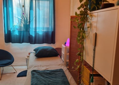Cozy therapy room at Ray Healing Center in Ta' Xbiex, MT, featuring calming decor and comfortable seating.