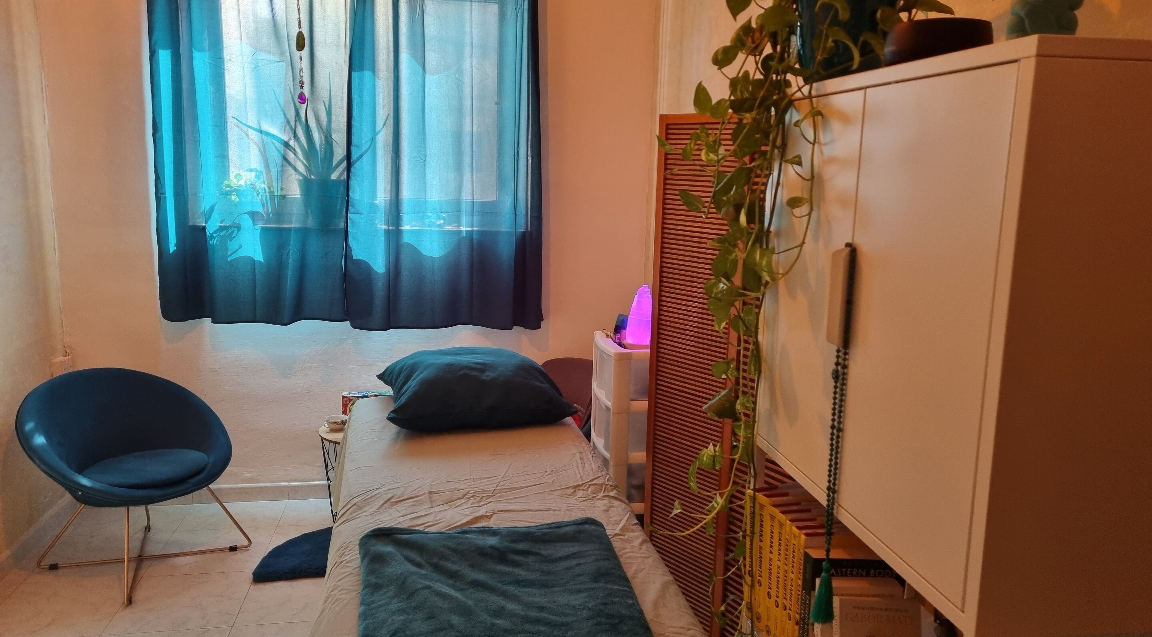 Cozy therapy room at Ray Healing Center in Ta' Xbiex, MT, featuring calming decor and comfortable seating.