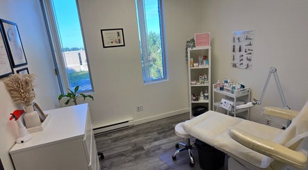 Relaxing treatment room at Shahz Nailz & Foot Clinique in Pointe-claire, Québec, CA with cozy spa chair and products.