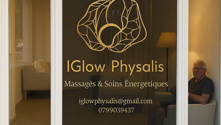 Front view of IGlowPhysalis in Bellevue, Genève, CH, showcasing elegant design and cozy interior.