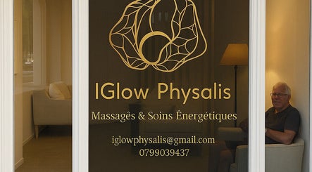 Front view of IGlowPhysalis in Bellevue, Genève, CH, showcasing elegant design and cozy interior.