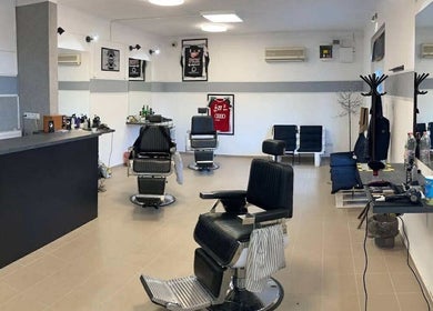 Stílusos belső tér a Beyond Bridge Barber szalonban, Szeged, HU címén.