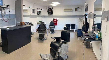 Stílusos belső tér a Beyond Bridge Barber szalonban, Szeged, HU címén.