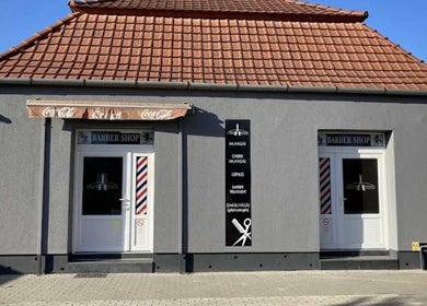 Beyond Bridge Barber Szeged, HU üzletének külső nézete vörös cseréptetővel és dupla ajtóval.