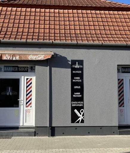 Beyond Bridge Barber Szeged, HU üzletének külső nézete vörös cseréptetővel és dupla ajtóval.