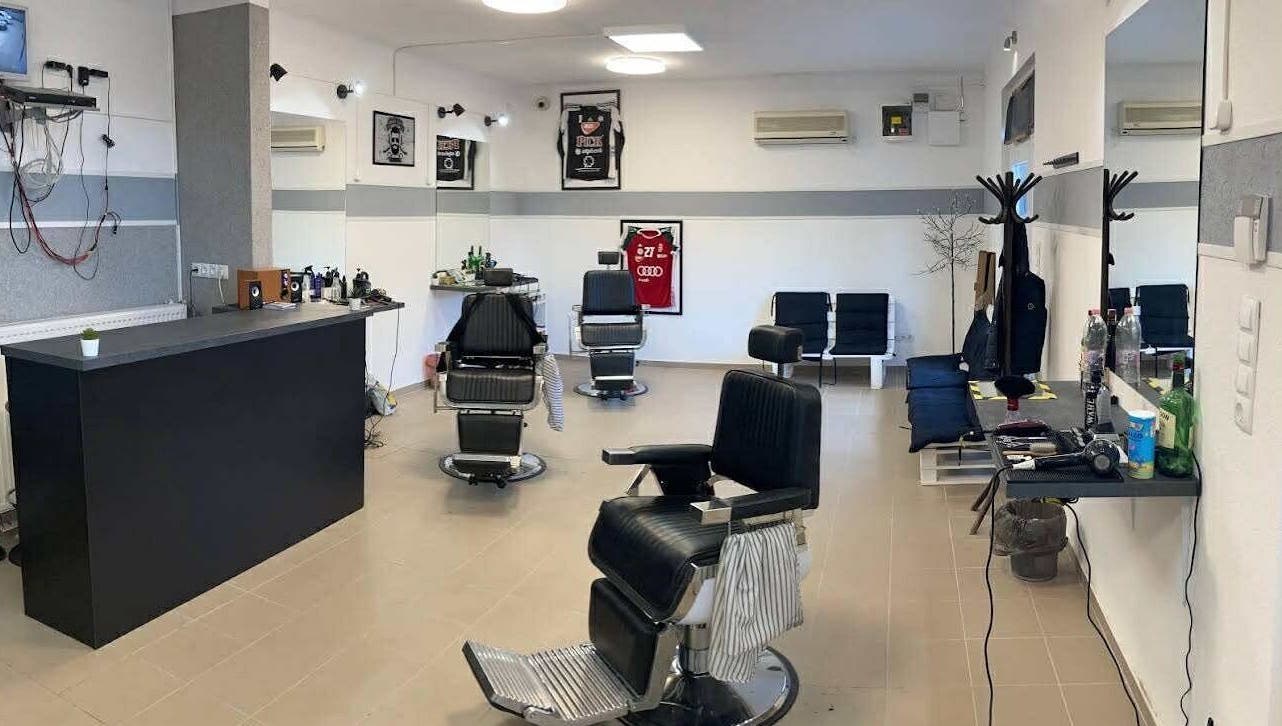 Modern belső tér a Beyond Bridge Barber - Máté szalonban Szegeden, HU. Kényelmes székek és stílusos design.