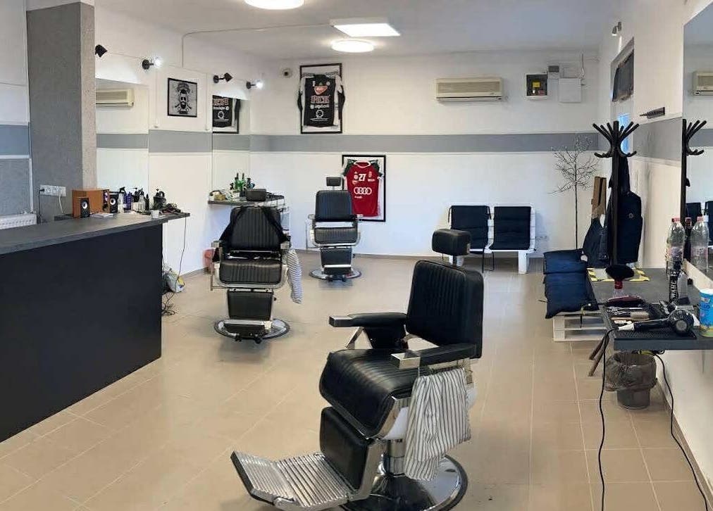 Modern belső tér a Beyond Bridge Barber - Máté szalonban Szegeden, HU. Kényelmes székek és stílusos design.