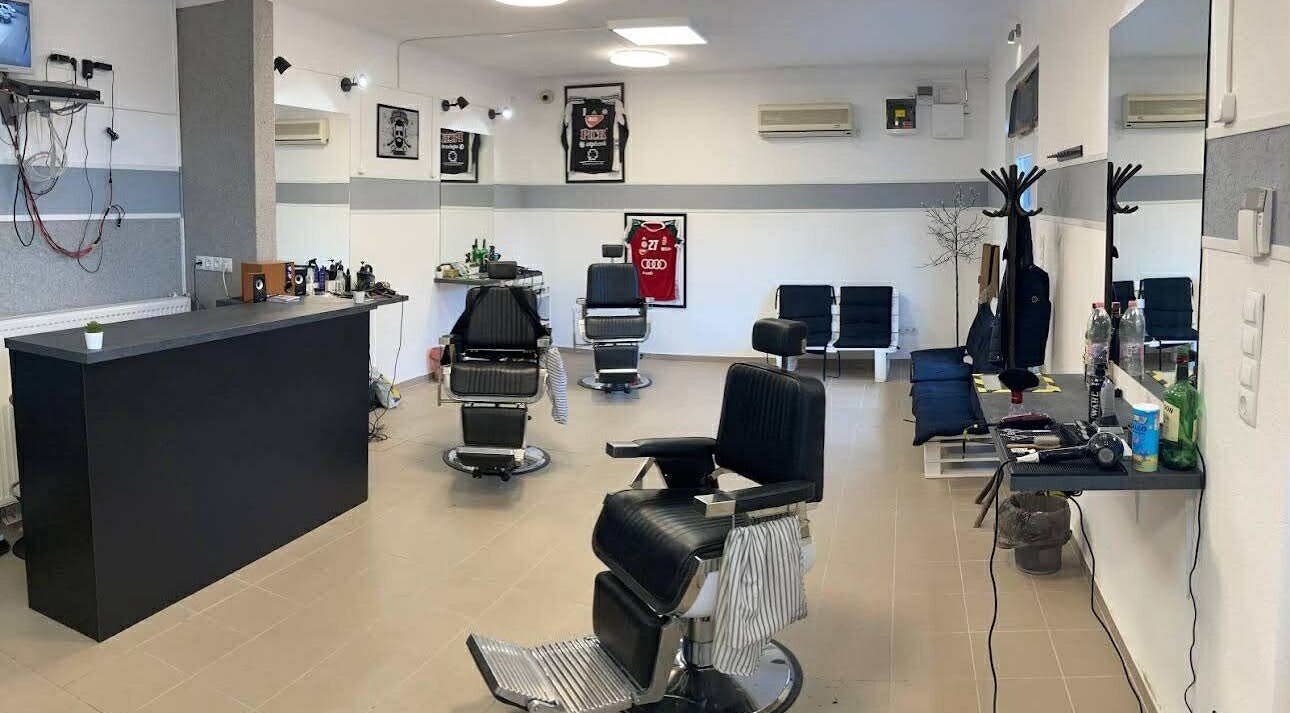 Modern belső tér a Beyond Bridge Barber - Máté szalonban Szegeden, HU. Kényelmes székek és stílusos design.