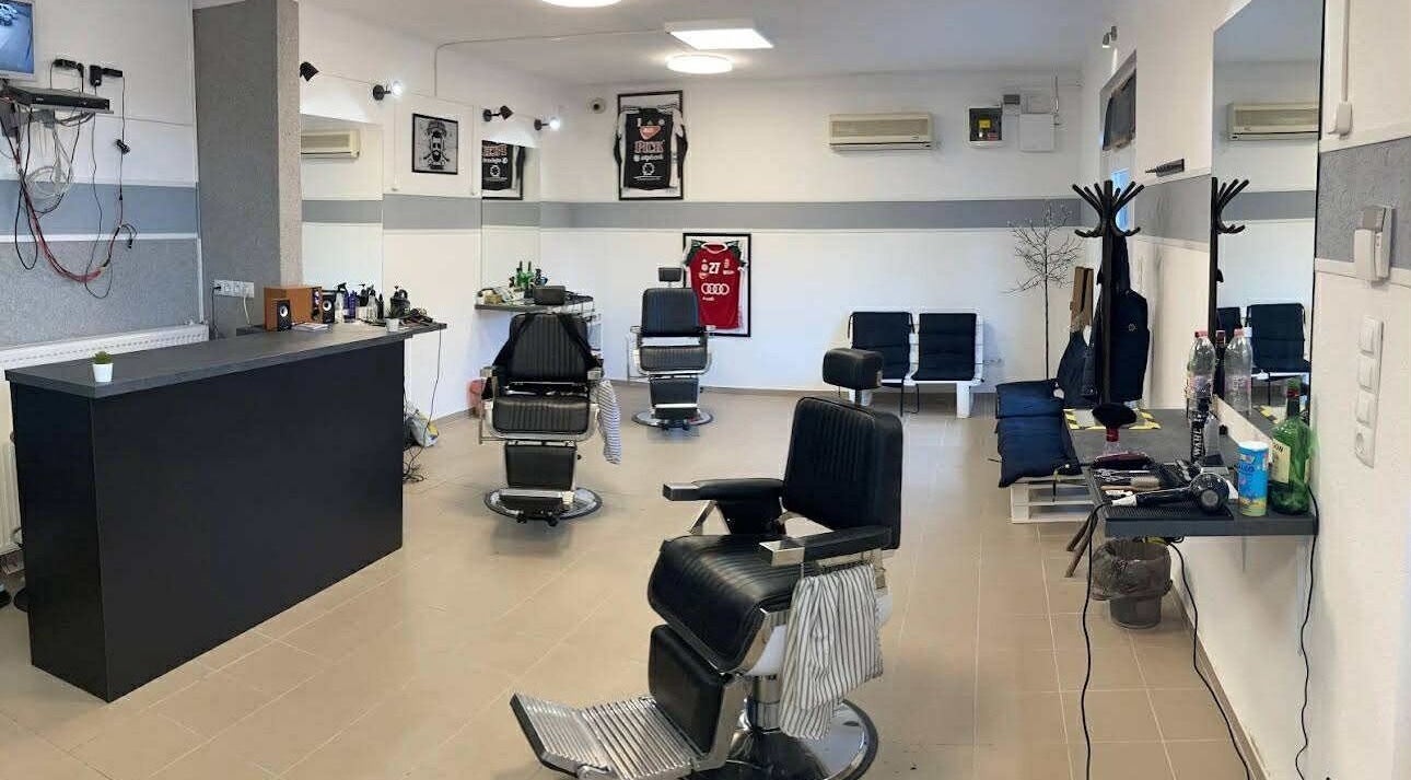 Modern belső tér a Beyond Bridge Barber - Máté szalonban Szegeden, HU. Kényelmes székek és stílusos design.