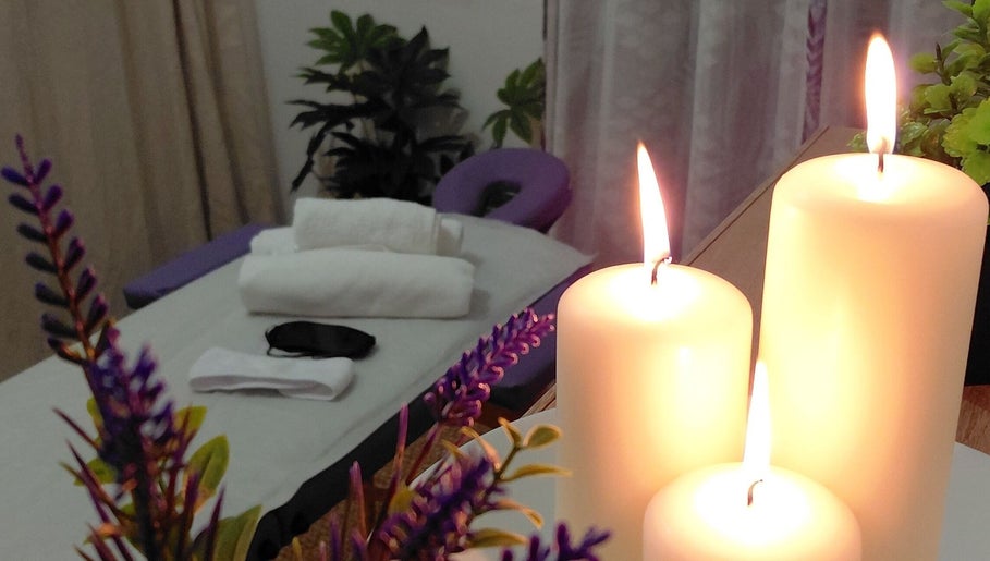Ambiente relaxante com velas e sofá de massagem no Studio Alex Rafael, Faro, Faro, PT.