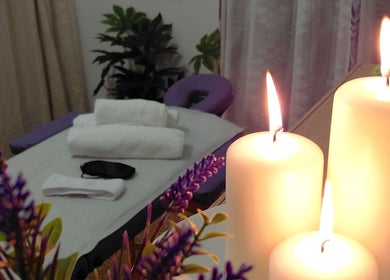 Ambiente relaxante com velas e sofá de massagem no Studio Alex Rafael, Faro, Faro, PT.
