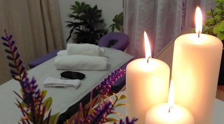 Ambiente relaxante com velas e sofá de massagem no Studio Alex Rafael, Faro, Faro, PT.