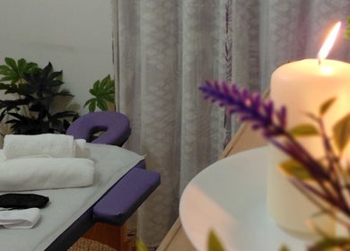 Sala de massagem com velas e plantas no Studio Alex Rafael, Faro, Faro, PT.