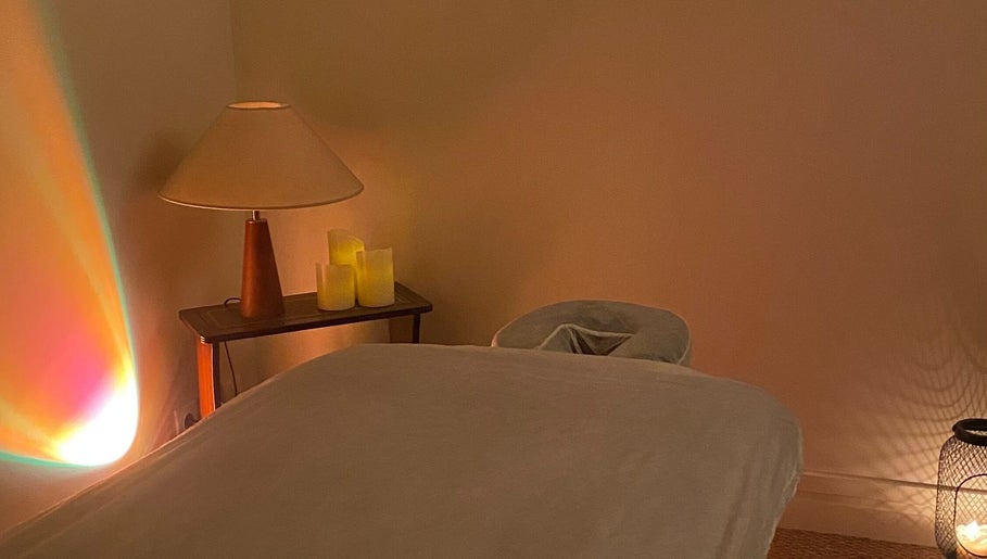 Salle de massage apaisante chez Massage Sportif Paris, Paris, Île-de-France, FR avec éclairage doux.
