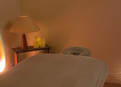 Salle de massage apaisante chez Massage Sportif Paris, Paris, Île-de-France, FR avec éclairage doux.